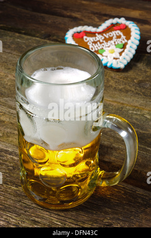 großes Glas Bayerisches Lagerbier Stockfoto