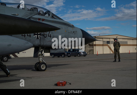 German Air Force Staff Sgt Christoph Bretz, eine GAF Crewchief bereitet Kreide und Park ein AG-51 Tornado Land in Mountain Home Air Force Base, Idaho, 30. September 2013. Die Tornados werden Mountain Home vom 30 Sept. bis 19. Okt. Berg Runde Stockfoto