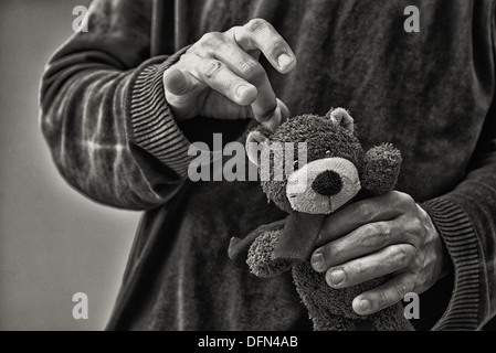 Mann whacking Teddybär, Kind-Missbrauch-Konzept Stockfoto