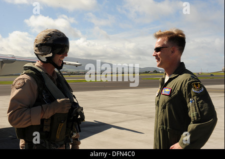 US Marine Corps Oberstleutnant Lance Patrick, Kommandeur der Marine Fighter Attack Squadron 115, wird durch die US Air Force Oberstleutnant Richard Steele, 65. Operations Support Staffelkapitän, 2. Oktober 2013, in Lajes Field, Azoren begrüßt. Patrick wird Crew Rest nehmen und Stockfoto