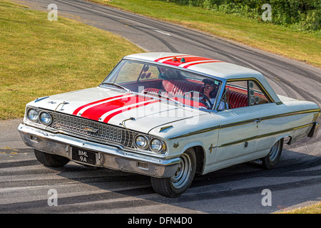 1963 Ford Galaxie 500 mit Fahrer Jack Sears auf die 2013 Goodwood Festival of Speed, Sussex, UK. Stockfoto