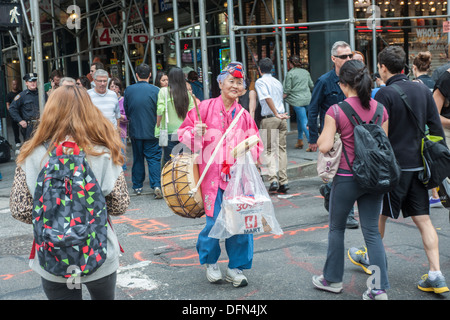 Ein Teilnehmer Trommeln Interesse auf der Sixth Avenue in New York für die Koreanisch-Parade Stockfoto