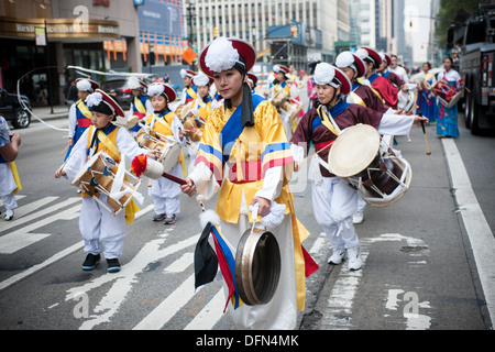 Koreanische traditionelle Band marschiert nach unten Sixth Avenue in New York an der Koreanisch-Parade Stockfoto