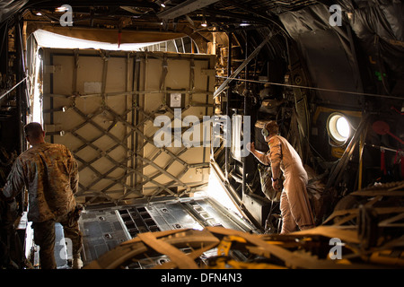 Senior Airman Zac Sidders, 774th Expeditionary Airlift Squadron c-130 Hercules Loadmaster Marschälle in einem Transportbehälter auf Forward Operating Base Sharana, Provinz Paktika, Afghanistan, 28. September 2013 "Tricon". Diese Mission markiert eine retrograde milesto Stockfoto