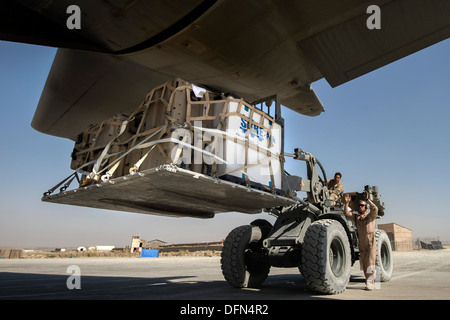 Senior Airman Zac Sidders, 774th Expeditionary Airlift Squadron Loadmaster Marschälle eine Palette von Ladung in einer c-130 Hercules auf Stockfoto