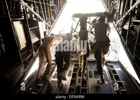 Senior Airman Zac Sidders, 774th Expeditionary Airlift Squadron Loadmaster unterstützt Antenne Träger von 455. Expeditionary Stockfoto