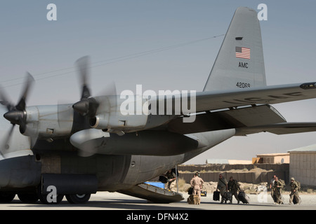 Eine Reihe von final Department of Defense und militärische Passagiere an Bord ein 774th Expeditionary Airlift Squadron c-130 Hercules auf Forward Operating Base Sharana, Provinz Paktika, Afghanistan, 28. September 2013. Diese Mission war einen retrograden Meilenstein als die Stockfoto