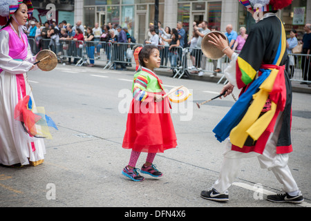 Tausende von Teilnehmern und Zuschauern März Sixth Avenue in New York an der Koreanisch-Parade Stockfoto