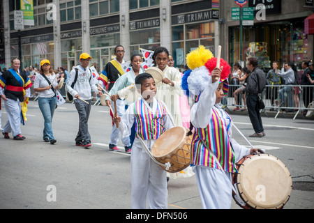 Tausende von Teilnehmern und Zuschauern März Sixth Avenue in New York an der Koreanisch-Parade Stockfoto