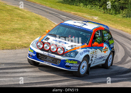 2001 Ford Focus WRC mit Fahrer Steve Rockingham auf der Rallye inszenieren auf die 2013 Goodwood Festival of Speed, Sussex, UK. Stockfoto