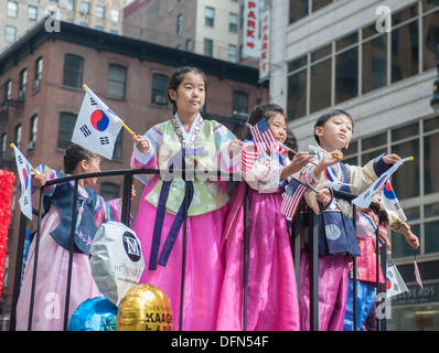 Tausende von Teilnehmern und Zuschauern März Sixth Avenue in New York an der Koreanisch-Parade Stockfoto