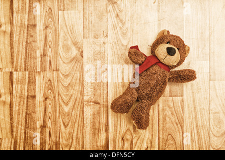 Teddybär Spielzeug auf laminierten Holzboden. Stockfoto