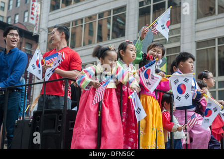 Tausende von Teilnehmern und Zuschauern März Sixth Avenue in New York an der Koreanisch-Parade Stockfoto