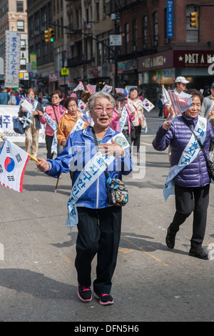 Tausende von Teilnehmern und Zuschauern März Sixth Avenue in New York an der Koreanisch-Parade Stockfoto