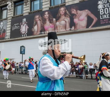 Senioren koreanischen marching band Sixth Avenue in New York an der Koreanisch-Parade Stockfoto