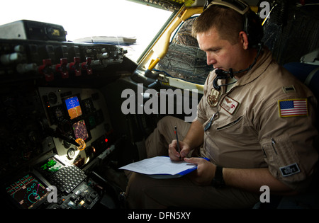 US Air Force 1st Lt. Jake Kummrow, 340. Expeditionary Air Refueling Squadron KC-135 Stratotanker Pilot, bereitet für den Start eine Luft tanken Mission über Afghanistan 2. Oktober 2013 abschließen. Kummrow wird von der 128. Air Refueling Wing, Wis bereitgestellt. Stockfoto