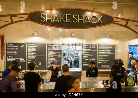 Massen von Burger-Liebhaber am Shake Shack im Grand Central Terminal in New York Stockfoto