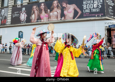 Senioren koreanischen marching band Sixth Avenue in New York an der Koreanisch-Parade Stockfoto