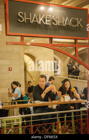 Massen von Burger-Liebhaber am Shake Shack im Grand Central Terminal in New York Stockfoto