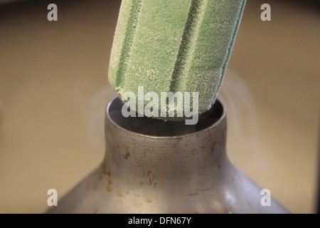 Ein Dewar mit flüssigem Stickstoff (LN2) entlehnt der NPL für Demonstrationen in einer UK-Schule verwendet wird. Stockfoto