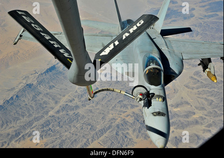 Ein US-Navy F/A-18 Hornet tankt aus einer KC-135 Stratotanker in Südwestasien, 1. Oktober 2013. Das Flugzeug wird von der Air National Guard, 128. Air Refueling Wing, Milwaukee, Wisconsin, USA Stockfoto