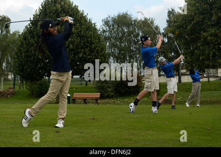 SPANGDAHLEM AIR BASE, teilnehmen Deutschland--Bitburg Schülerinnen und Schüler an einem Golfwettbewerb auf dem Golfplatz Eifel 27. September 2013. Näheren Umgebung Studenten nahmen an dem Wettbewerb für die Europameisterschaft zu qualifizieren. Stockfoto