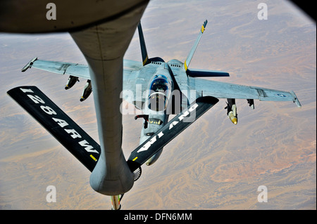 Ein US-Navy F/A-18 Hornet Manöver hinter einem KC-135 Stratotanker in Südwestasien, 1. Oktober 2013 tanken. Die Luftbetankung ist von der Air National Guard, 128. Air Refueling Wing, Milwaukee, Wisconsin, USA Stockfoto