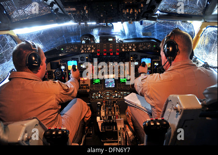 Generalmajor Jeremy Keyes und 1st Lt. Jacob Kummrow führen Vorflugkontrollen an der 379th Air Expeditionary Wing in Südwestasien, 1. Oktober 2013. Beide werden bereitgestellt von der Air National Guard Wisconsin, 128. Air Refueling Wing, Keyes stammt aus Big Bend, Wisconsin, USA, und Stockfoto