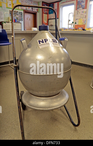 Ein Dewar mit flüssigem Stickstoff (LN2) entlehnt der NPL für Demonstrationen in einer UK-Schule verwendet wird. Stockfoto