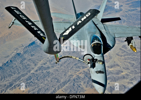 Ein US-Navy F/A-18 Hornet tankt aus einer KC-135 Stratotanker in Südwestasien, 1. Oktober 2013. Die Luftbetankung ist aus der Luft die Nationalgarde, 128. Air Refueling Wing, Milwaukee, Wisconsin, USA Stockfoto