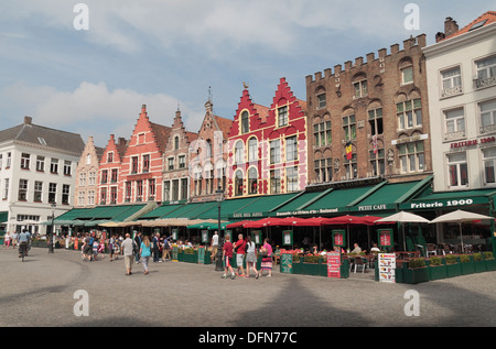 Gesamtansicht der Restaurants, Cafés und Bars in Grote Markt im Zentrum der historischen Stadt Brügge (Brugge), West-Flandern, Belgien. Stockfoto