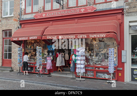 Kantenparadijs Tourist Geschenke Shop (Souvenirs, Tapisserie, Geschenke) in historischen Brügge (Brugge), West-Flandern, Belgien. Stockfoto