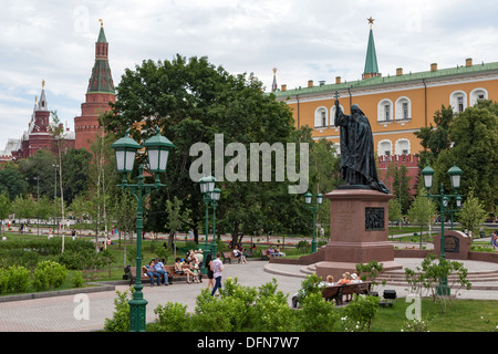 Alexander-Gärten, Moskau mit dem Nikolasturm, dem Eckturm Arsenal und dem Staatlichen Historischen Museum im Hintergrund Stockfoto