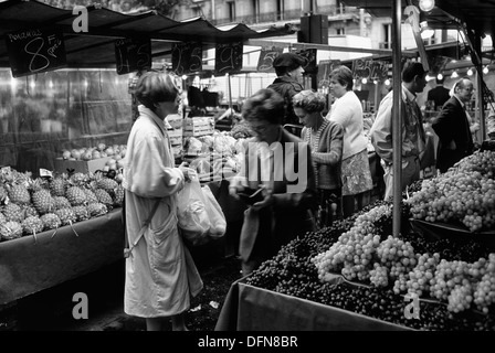 Dem Markt am Place Maubert im Quartier Latin (5. Arrondissement) von Paris war einst ein Ort der öffentlichen Hinrichtungen Stockfoto