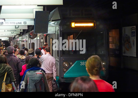 Boston MA T u-Bahn Zug warten Stockfoto