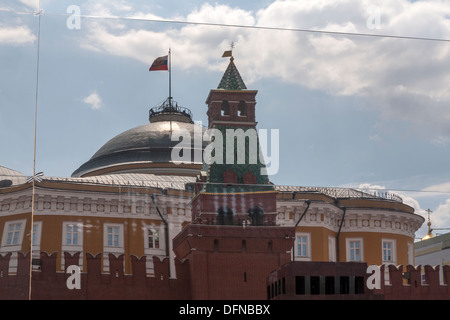 Reflexion des Senats und Senatsturms, Kreml, Roter Platz, Moskau, Russland Bauarbeiten am Roten Platz Stockfoto