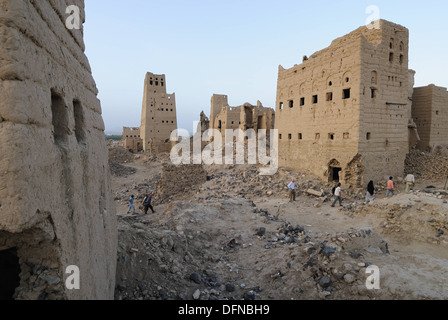 Gruppe von Touristen Wandern durch die Ruinen der alten Marib, Jemen, Arabien, Westasien