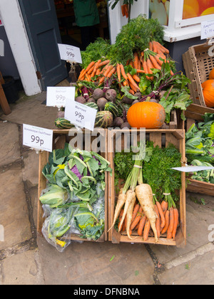 Eine Anzeige von frischem Gemüse in einem Obst-und Gemüsehändler Shop in Thirsk North Yorkshire UK Stockfoto