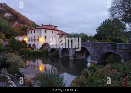 Die Brücke Puente de la Trinidad de Arre oberhalb des Flusses Rio Utizarra, Ermita De La Trinidad de Arre, Chapel, 12.. Jahrhundert, Ca Stockfoto