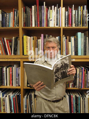 Berkeley, Kalifornien, USA. 19. April 2005. DON MCCULLIN in einer Buchhandlung in Berkeley nach einen Vortrag an der Universität über Fotojournalismus. Donald (Don) McCullin, CBE Hon FRPS (geb. 9. Oktober 1935, Finsbury Park, London, England) ist eine international bekannte britische Fotojournalist, vor allem für seine Krieg-Fotos und Bilder des städtischen Kampfes anerkannt. Seine Karriere, die 1959 begann, hat sich bei der Prüfung der Unterseite der Gesellschaft spezialisiert, und seine Fotografien haben Arbeitslose, unterdrückten und der verarmten dargestellt. © Ruaridh Stewart/ZUMA Wire/ZUMAPRESS.com/Alamy Live-Nachrichten Stockfoto