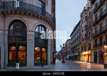 Café El Real am Plaza del Pilar Square am Abend, Zaragoza, Saragossa, Provinz Saragossa, Aragon, Nordspanien, Spanien, Stockfoto