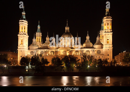 Basilica de Nuestra Senora del Pilar am Fluss Ebro bei Nacht, Zaragoza, Saragossa, Provinz Saragossa, Aragon, Nordspanien, Stockfoto