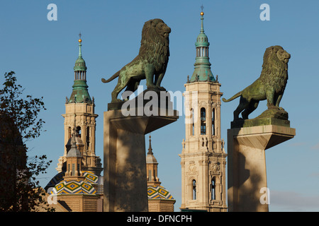 Bronze-Löwen über die Puente de Piedra, steinerne Brücke vor der Basilica de Nuestra Senora del Pilar, Zaragoza, Saragossa, pr Stockfoto