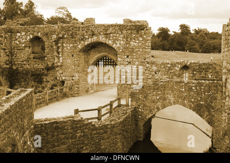 Torbögen in Leeds Castle in Sepia-Tönen Stockfoto