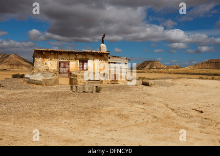 Hütte in der Wüste Bardenas Reales unter bewölktem Himmel, UNESCO-Biosphärenreservat, Provinz Navarra, Nordspanien, Spanien, Europ Stockfoto