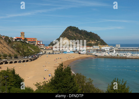 Die Kirche Iglesia Parroquial de San Salvador auf der Uferpromenade, Getaria, Camino De La Costa, Camino del Norte, Küstenstraße, W Stockfoto