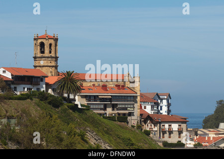 Die Kirche Iglesia Parroquial de San Salvador in der Küstenstadt Getaria, Camino De La Costa, Camino del Norte, Küstenroute Stockfoto