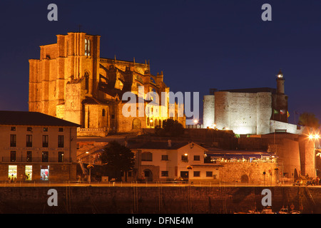 Die Kirche Iglesia de Santa Maria de Asunción am Küstenort Castro Urdiales am Abend, Camino De La Costa, Camino del noch Stockfoto