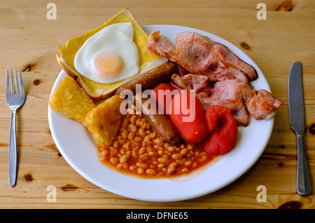 traditionelles englisches Frühstück gekocht wie in einem typischen Café serviert Stockfoto