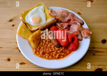 traditionelles englisches Frühstück gekocht wie in einem typischen Café serviert Stockfoto